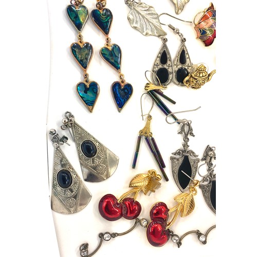 519 - Selection of matching earrings