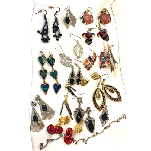 519 - Selection of matching earrings