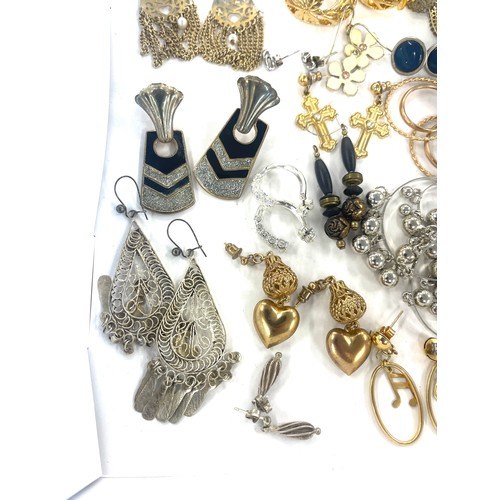 543 - Selection of matching earring sets