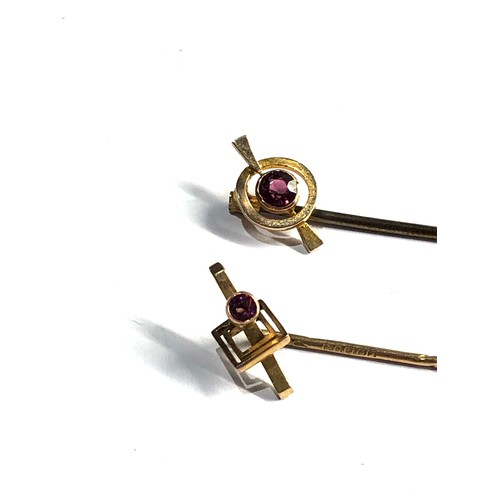 588 - 2 9ct gold garnet stick pins