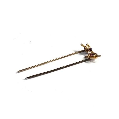 588 - 2 9ct gold garnet stick pins