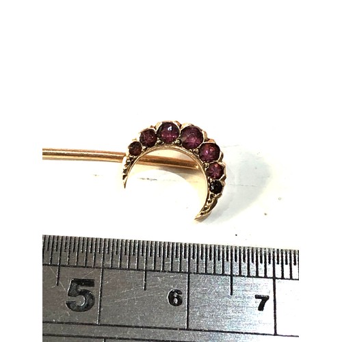 581 - 9ct gold antique garnet crescent stick pin weight 2.5g