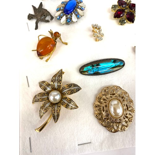 514 - Selection vintage and later ladies costume brooches