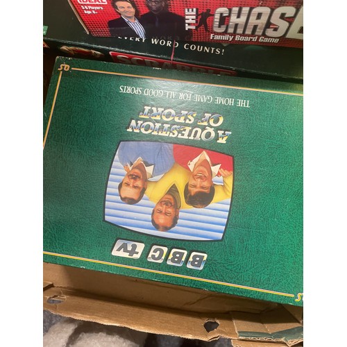 187 - Selection of vintage and later games includes uno, the chase etc