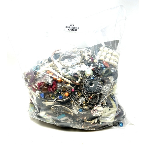 485 - 10kg UNSORTED COSTUME JEWELLERY inc. Bangles, Necklaces, Rings, Earrings.