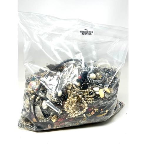 504 - 10kg UNSORTED COSTUME JEWELLERY inc. Bangles, Necklaces, Rings, Earrings.