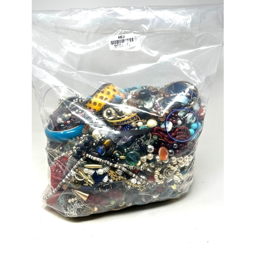 495 - 10kg UNSORTED COSTUME JEWELLERY inc. Bangles, Necklaces, Rings, Earrings.