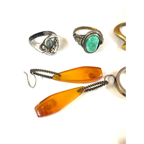 437 - Vintage amber jewellery to include silver rings etc