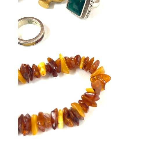 437 - Vintage amber jewellery to include silver rings etc