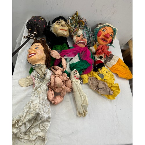 193 - Large selection of assorted vintage and later dolls, puppets etc