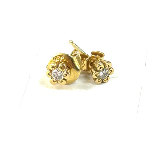 582A - Vintage 18ct gold diamond stud earrings 1.4grams