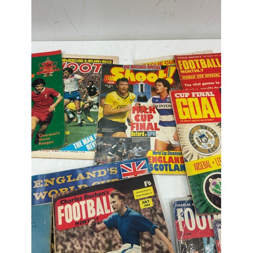 52 - Quantity of Shoot vintage magazines, goal, world cup football etc