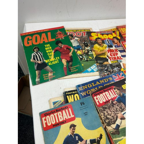 52 - Quantity of Shoot vintage magazines, goal, world cup football etc