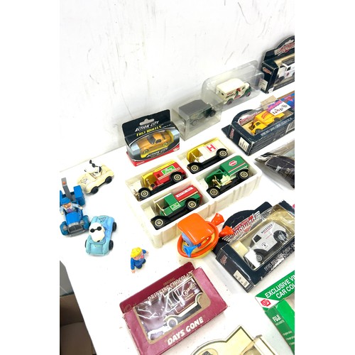 136 - Selection of diecast boxed and unboxed cars