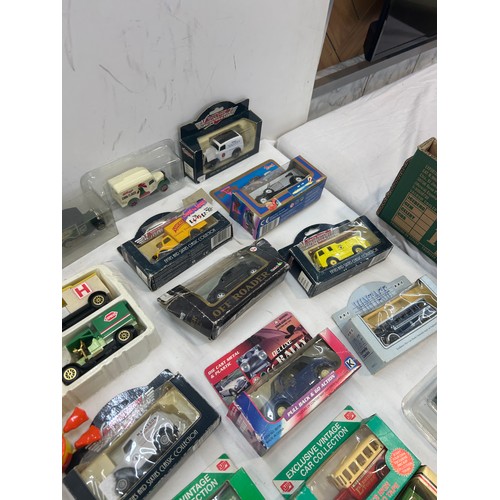 136 - Selection of diecast boxed and unboxed cars