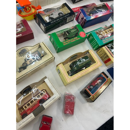 136 - Selection of diecast boxed and unboxed cars