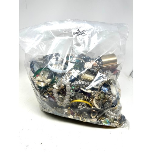 497 - 10kg UNSORTED COSTUME JEWELLERY inc. Bangles, Necklaces, Rings, Earrings.