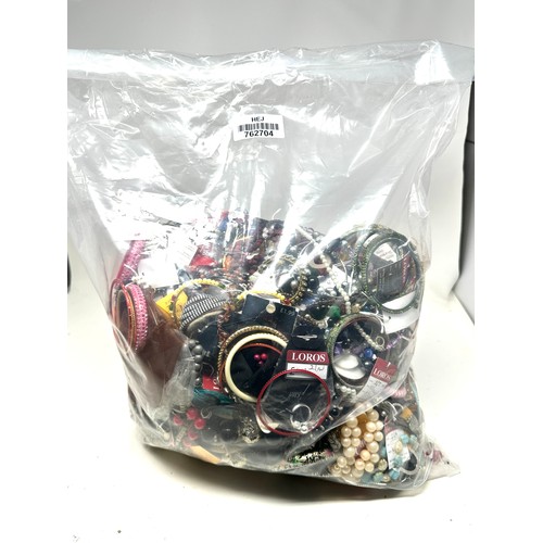 444 - 10kg UNSORTED COSTUME JEWELLERY inc. Bangles, Necklaces, Rings, Earrings.