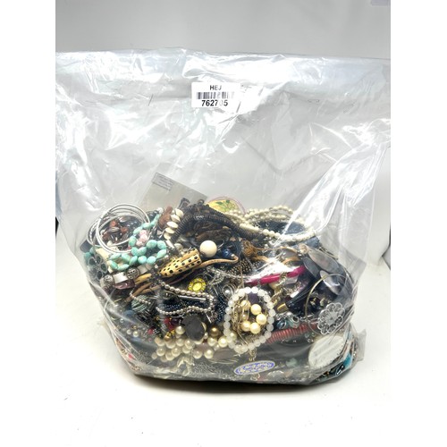 445 - 10kg UNSORTED COSTUME JEWELLERY inc. Bangles, Necklaces, Rings, Earrings.