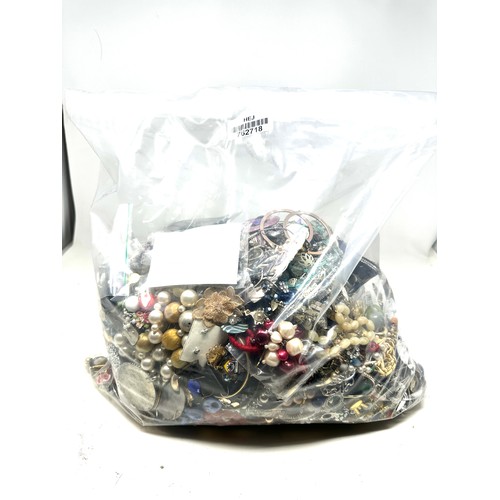 451 - 10kg UNSORTED COSTUME JEWELLERY inc. Bangles, Necklaces, Rings, Earrings.