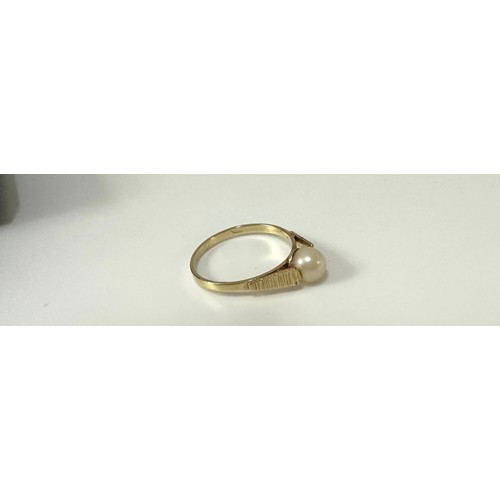 528 - Unmarked 14ct gold pearl ring