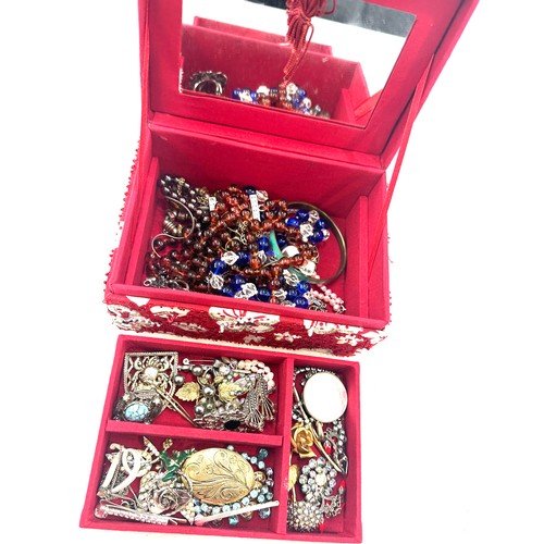 516 - Selection of assorted costume jewellery