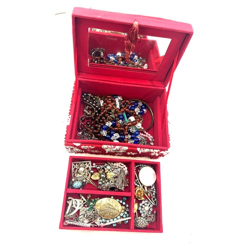 516 - Selection of assorted costume jewellery