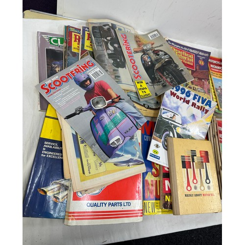 200 - Large selection of vintage car books/ magazines includes motor magazines etc