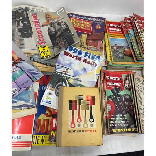 200 - Large selection of vintage car books/ magazines includes motor magazines etc