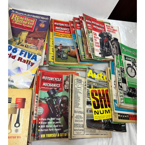 200 - Large selection of vintage car books/ magazines includes motor magazines etc