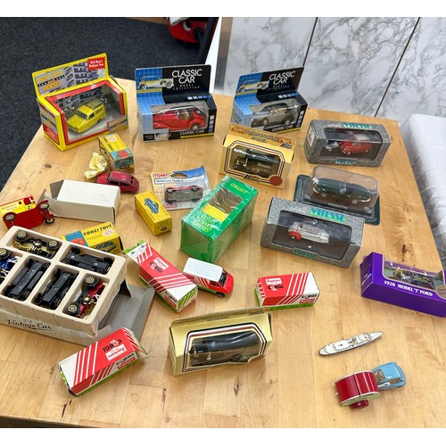 101 - Selection of vintage and later cars includes corgi, classic car, dinky etc