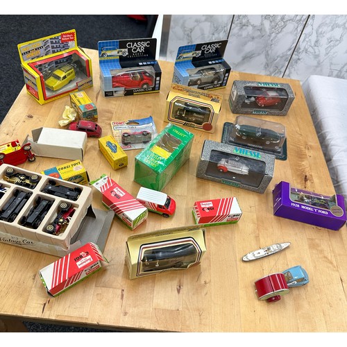 101 - Selection of vintage and later cars includes corgi, classic car, dinky etc