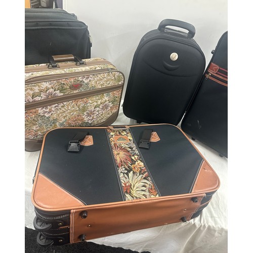 298 - Selection of assorted travel cases