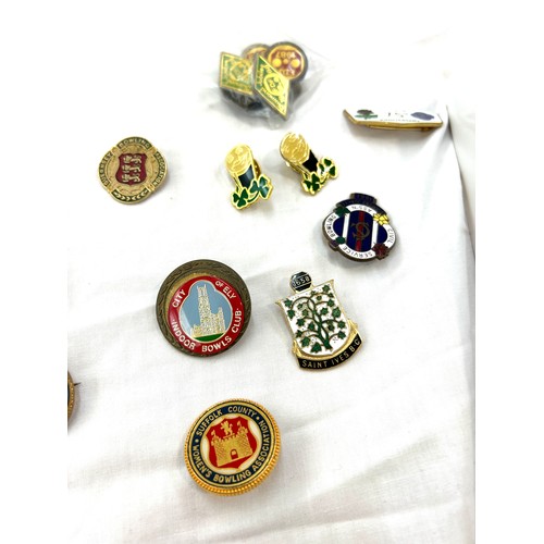 506 - Selection of vintage and later badges includes bowling, Tourists etc