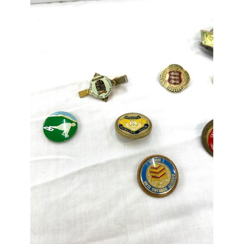 506 - Selection of vintage and later badges includes bowling, Tourists etc