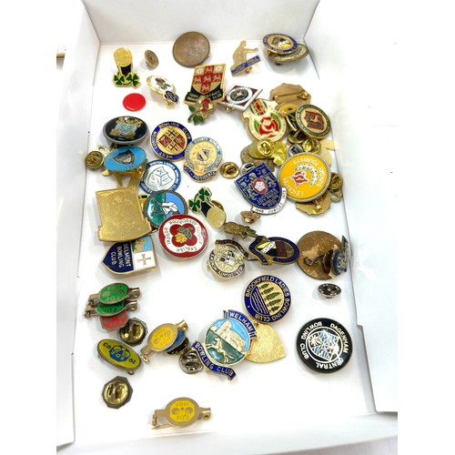 506 - Selection of vintage and later badges includes bowling, Tourists etc