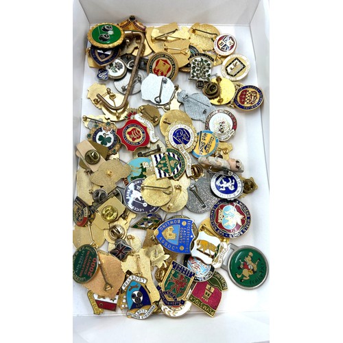 525 - Selection of vintage and later badges includes bowling, Tourists etc