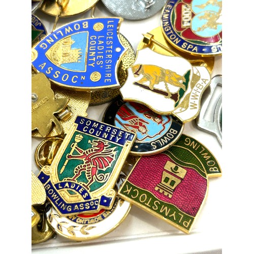 525 - Selection of vintage and later badges includes bowling, Tourists etc