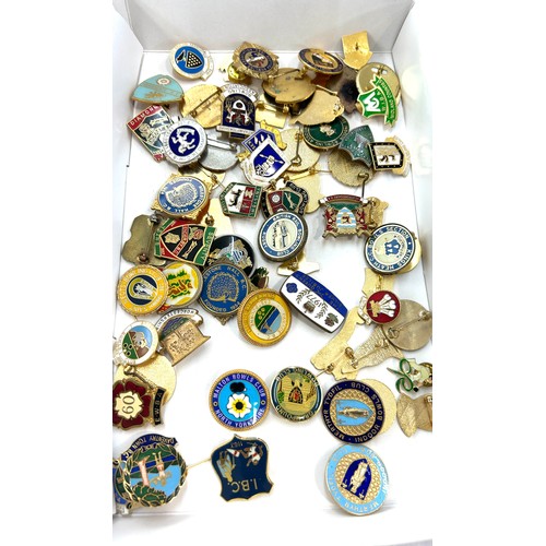 494 - Selection of vintage and later badges includes bowling, Tourists etc