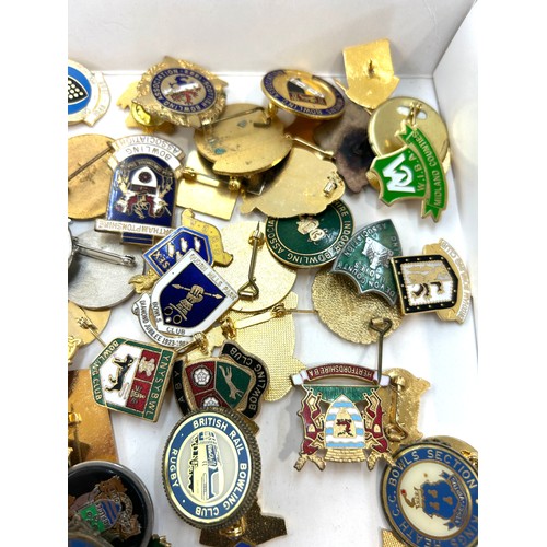 494 - Selection of vintage and later badges includes bowling, Tourists etc