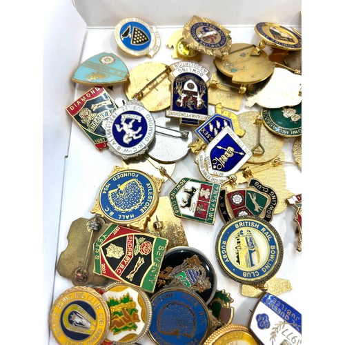 494 - Selection of vintage and later badges includes bowling, Tourists etc