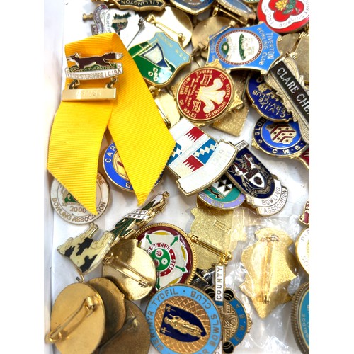 72 - Selection of vintage and later badges includes bowling, Tourists etc