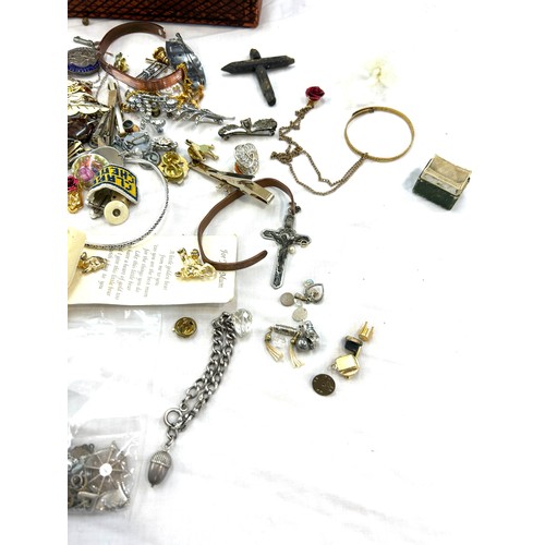 522 - Large selection of vintage and later costume jewellery includes brooches etc