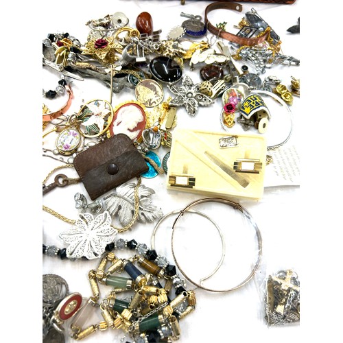 522 - Large selection of vintage and later costume jewellery includes brooches etc