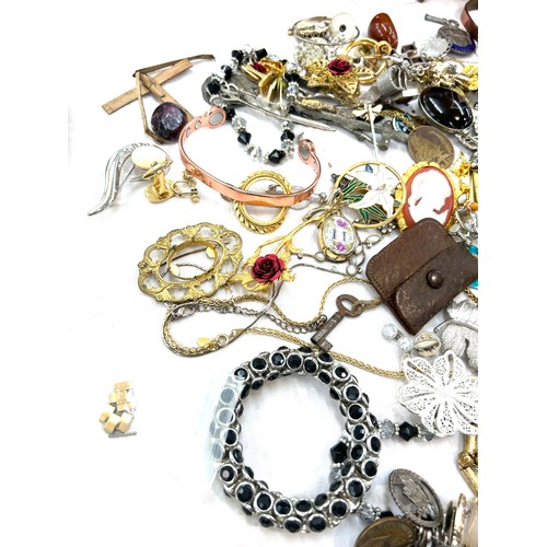 522 - Large selection of vintage and later costume jewellery includes brooches etc