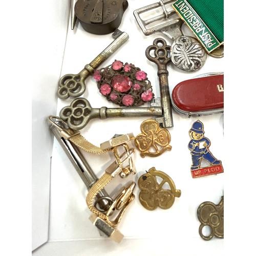 423 - Tray of collectable items includes Ronson lighter, Keys, Hand warmer, Yard O Led etc