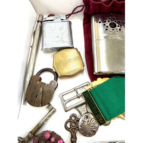 423 - Tray of collectable items includes Ronson lighter, Keys, Hand warmer, Yard O Led etc