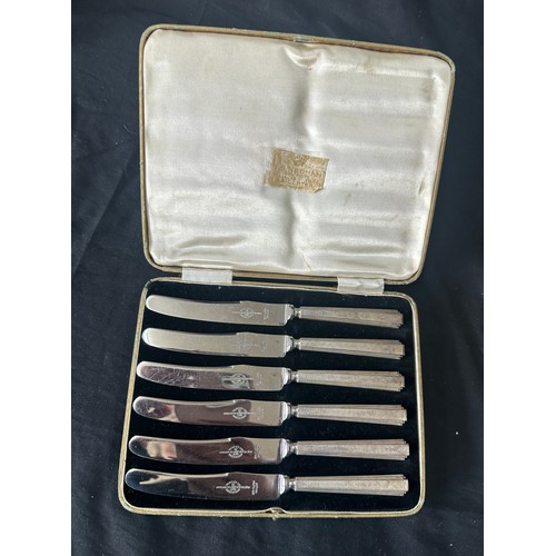 452 - Set of 6 cased silver handled knives