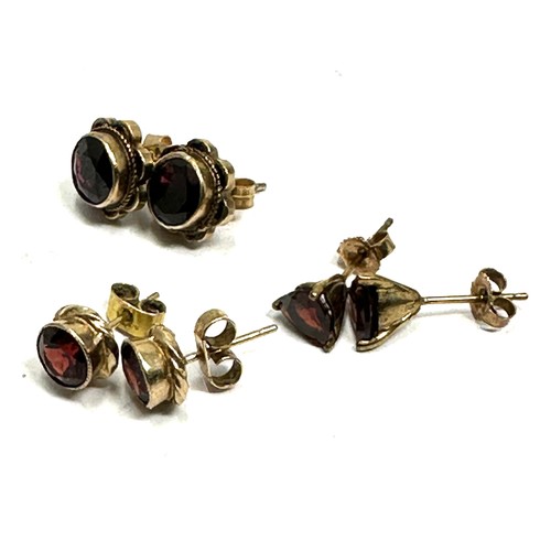 190 - 3 x 9ct gold garnet stud earrings (5.1g)