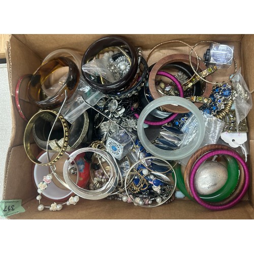 513 - Large selection of costume jewellery